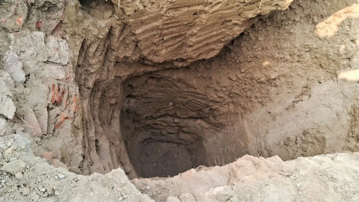 ਮੁਰਦਿਆਂ ਦੀਆਂ ਹੱਡੀਆਂ 'ਤੇ ਤਾਂਤਰਿਕਾਂ ਦੀ ਨਜ਼ਰ ! ਕਬਰਸਤਾਨ 'ਚ 15 ਫੁੱਟ ਡੂੰਘਾ ਟੋਇਆ ਪੁੱਟ ਕੇ ਕੀਤਾ ਅਨੋਖਾ ਕਾਰਾ