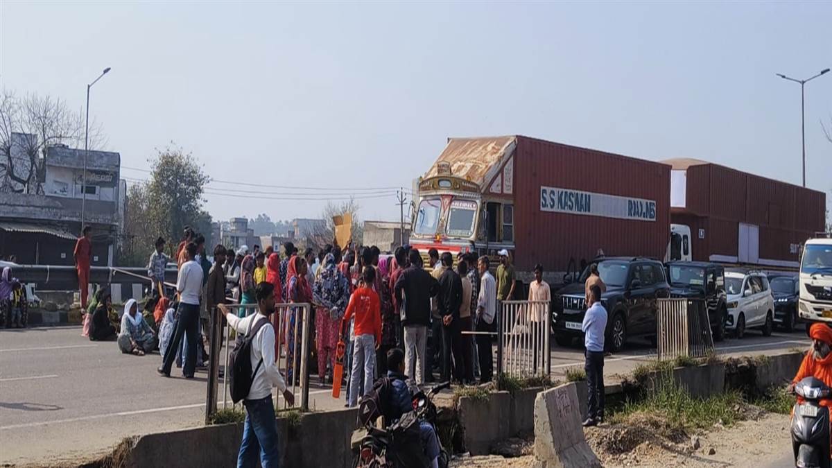 ਇੰਦਰਾ ਕਾਲੋਨੀ ਵਾਸੀਆਂ ਨੇ ਪੁਲਿਸ ਖ਼ਿਲਾਫ਼ ਮੁੜ ਲਾਇਆ ਧਰਨਾ