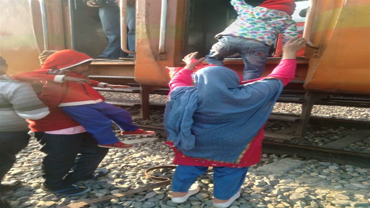 ਰੇਲਵੇ ਸਟੇਸ਼ਨ ’ਤੇ ਪਲੇਟਫਾਰਮ ਦੀ ਕਮੀ ਕਾਰਨ ਯਾਤਰੀ ਪਰੇਸ਼ਾਨ