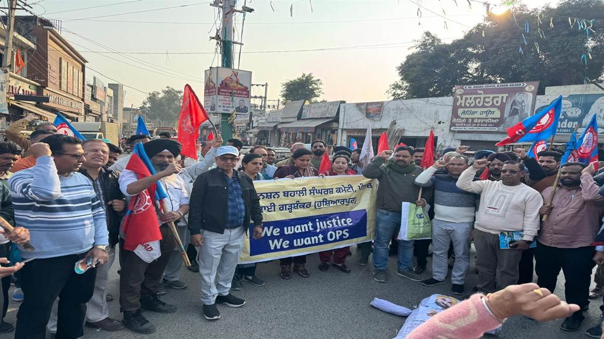 ਪੁਰਾਣੀ ਪੈਨਸ਼ਨ ਬਹਾਲ ਨਾ ਕਰਨ ਦੇ ਰੋਸ ਵਜੋਂ ਮੁੱਖ ਮੰਤਰੀ ਦਾ ਪੁਤਲਾ ਫੂਕਿਆ