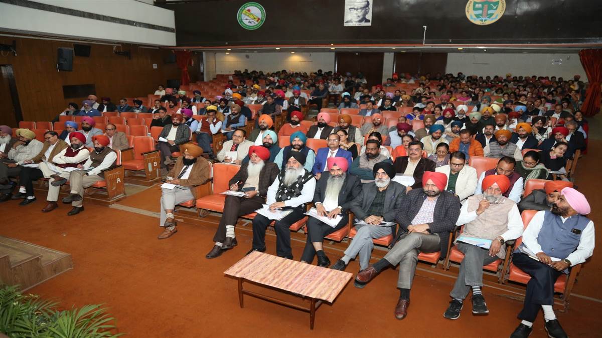 ਨਵੀਂ ਤਕਨਾਲੋਜੀ, ਕਿਸਮਾਂ ਤੇ ਮਸ਼ੀਨਰੀ ਨੂੰ ਕਿਸਾਨੀ ਵਿਹਾਰ ਦਾ ਹਿੱਸਾ ਬਣਾਉਣਾ ਲਾਜ਼ਮੀ-ਡਾ.ਬਰਾੜ