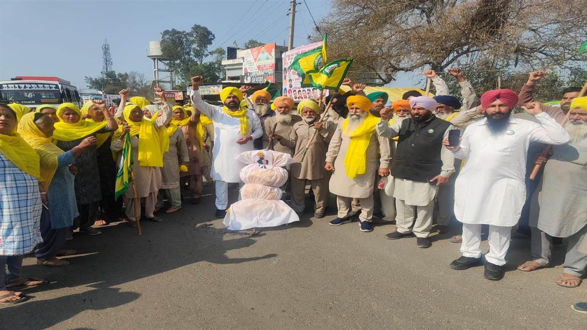 ਦੋ ਦਰਜਨ ਪਿੰਡਾਂ ’ਚ ਫੂਕਿਆ ਪੰਜਾਬ ਸਰਕਾਰ ਦਾ ਪੁਤਲਾ