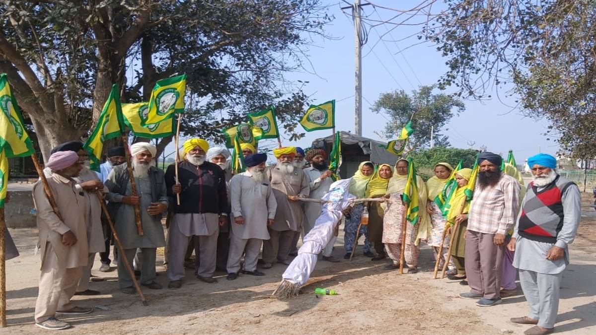 ਕਿਸਾਨਾਂ ਨੇ ਸਰਕਾਰ ਦੀ ਅਰਥੀ ਫੂਕ ਕੇ ਕੀਤੀ ਨਾਅਰੇਬਾਜ਼ੀ