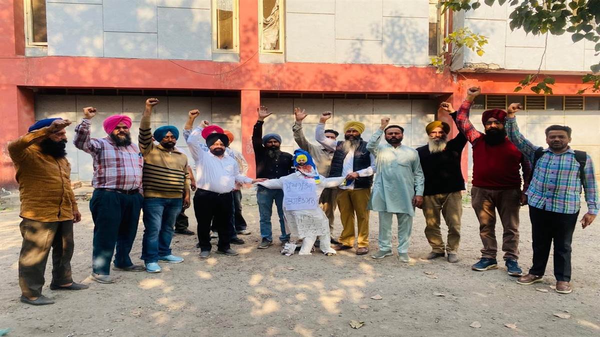 ਐੱਨਪੀਐੱਸ ਕਰਮਚਾਰੀਆਂ ਨੇ ਕੀਤਾ ਅਰਥੀ ਫੂਕ ਮੁਜ਼ਾਹਰਾ