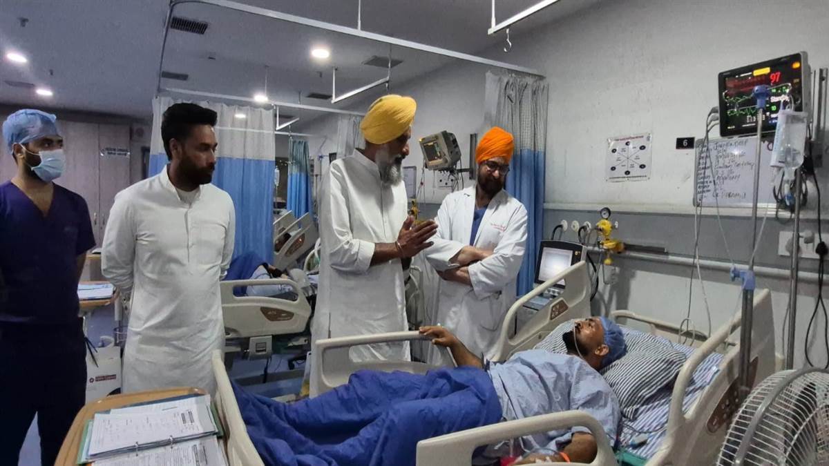ਪੈਲੇਸ ਗੋਲੀਕਾਂਡ ’ਚ ਜ਼ਖ਼ਮੀ ਨੂੰ ਮਿਲੇ ਮਜੀਠੀਆ