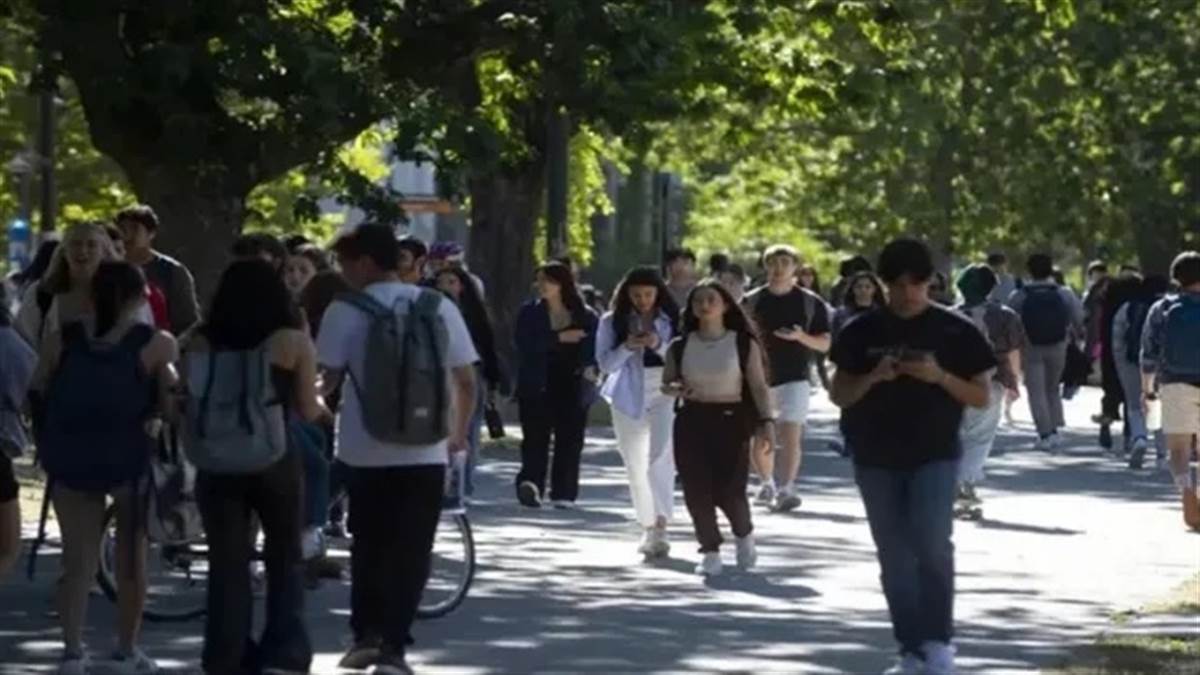 ਕੈਨੇਡਾ ’ਚ ਨਿਯਮਾਂ ਦੀ ਉਲੰਘਣਾ ਪਈ ਭਾਰੀ, 2025 ’ਚ 2800 ਭਾਰਤੀਆਂ ਨੂੰ ਕੱਢਿਆ ਬਾਹਰ; 6500 ਹੋਰ ਰਡਾਰ 'ਤੇ