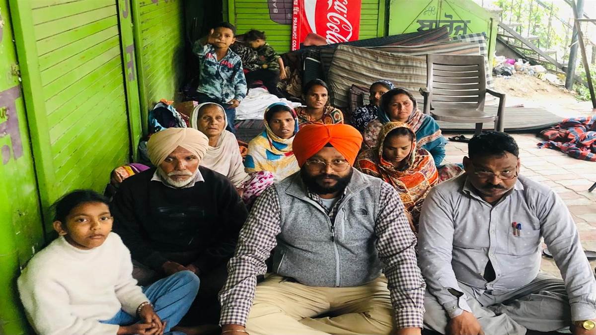 ਮੀਂਹ ਦੇ ਬਾਵਜੂਦ ਥਾਣੇ ਅੱਗੇ ਧਰਨਾ ਜਾਰੀ