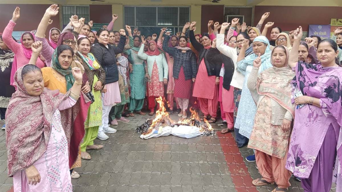 ਆਸ਼ਾ ਵਰਕਰਜ਼ ਸਾਂਝਾ ਮੋਰਚਾ ਨੇ ਮੁੱਖ ਮੰਤਰੀ ਦਾ ਸਾੜਿਆ ਪੁਤਲਾ