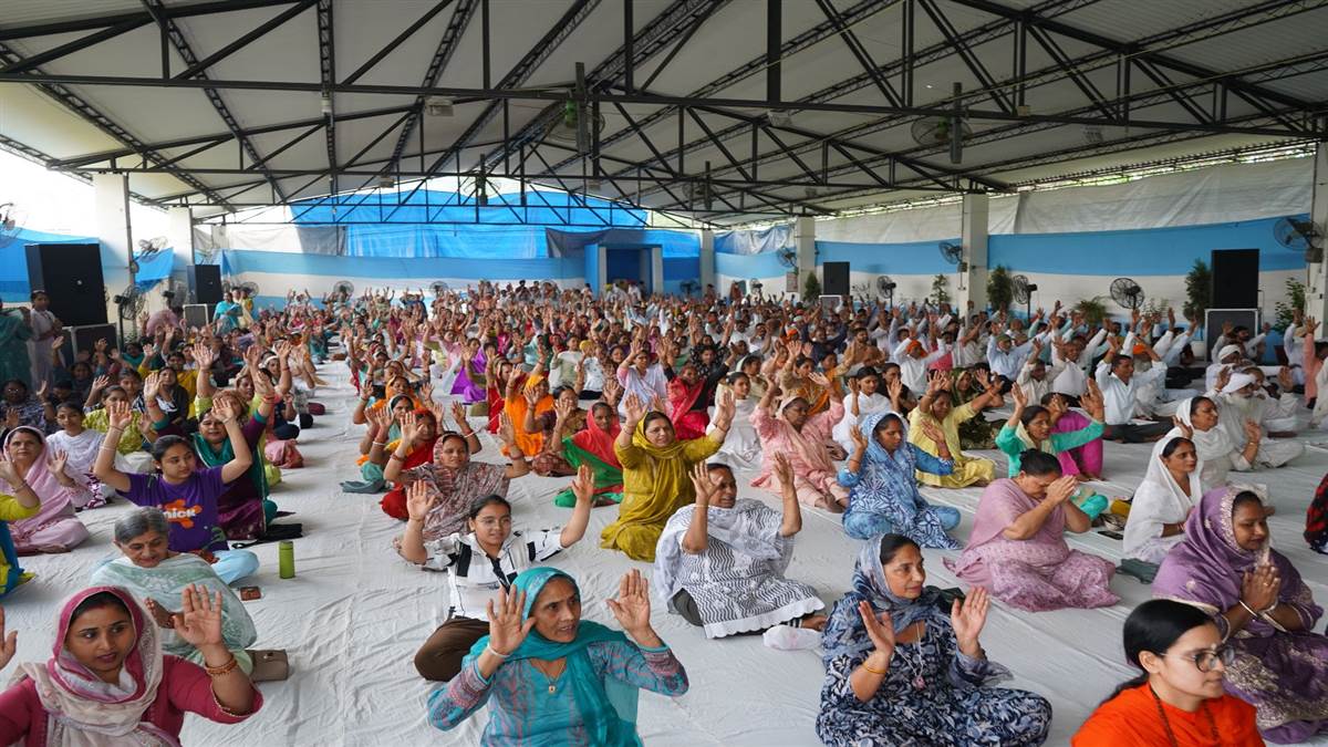ਧਿਆਨ ਦੇ ਅਸਲ ਢੰਗ ਨੂੰ ਨਹੀਂ ਜਾਣਦੇ ਲੋਕ : ਰਾਧਿਕਾ, ਦਿਵਿਆ ਜਯੋਤੀ ਜਾਗ੍ਰਿਤੀ ਸੰਸਥਾਨ ਵੱਲੋਂ ਲਾਇਆ ਗਿਆ ਯੋਗ ਅਤੇ ਧਿਆਨ ਕੈਂਪ