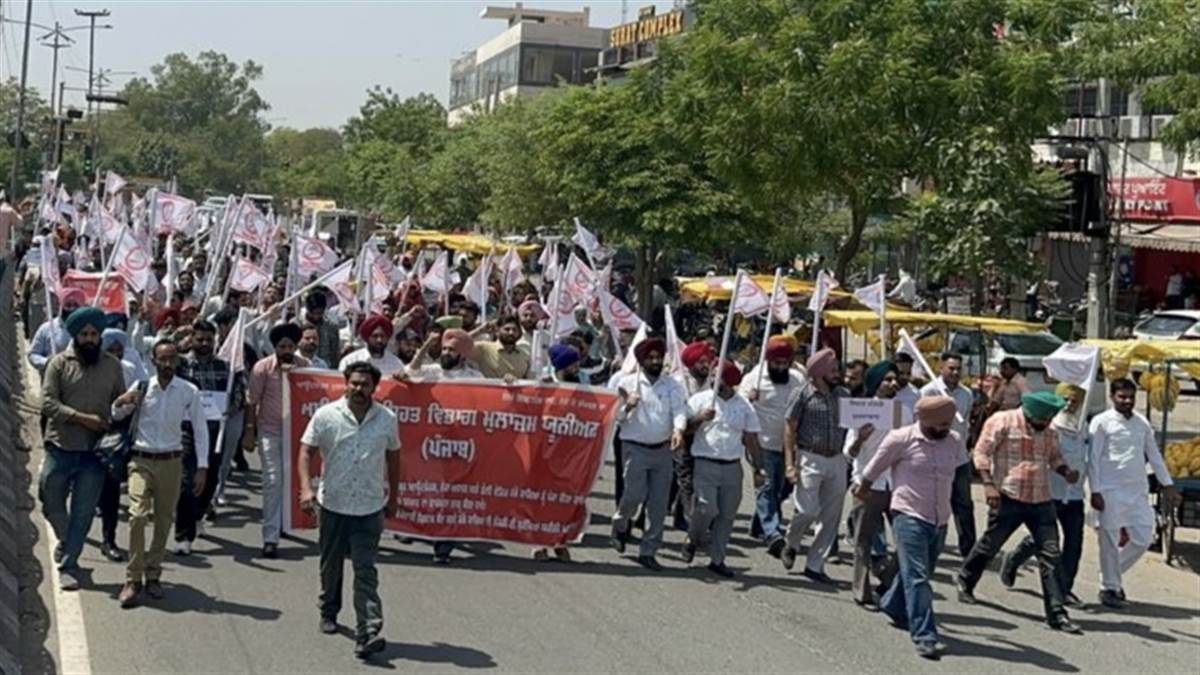 ਆਊਟਸੋਰਸਡ ਸਿਹਤ ਮੁਲਾਜ਼ਮਾਂ ਨੇ ਖੋਲ੍ਹਿਆਂ ਸਰਕਾਰ ਵਿਰੁੱਧ ਮੋਰਚਾ