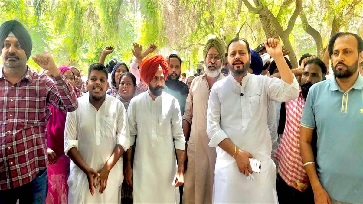 ਨਾਮਜ਼ਦਗੀ ਪੱਤਰ ਰੱਦ ਕਰਨ ਖ਼ਿਲਾਫ਼ ਅਕਾਲੀ ਦਲ ਵੱਲੋਂ ਡੀਸੀ ਦਫ਼ਤਰ ਅੱਗੇ ਰੋਸ ਮੁਜ਼ਾਹਰਾ