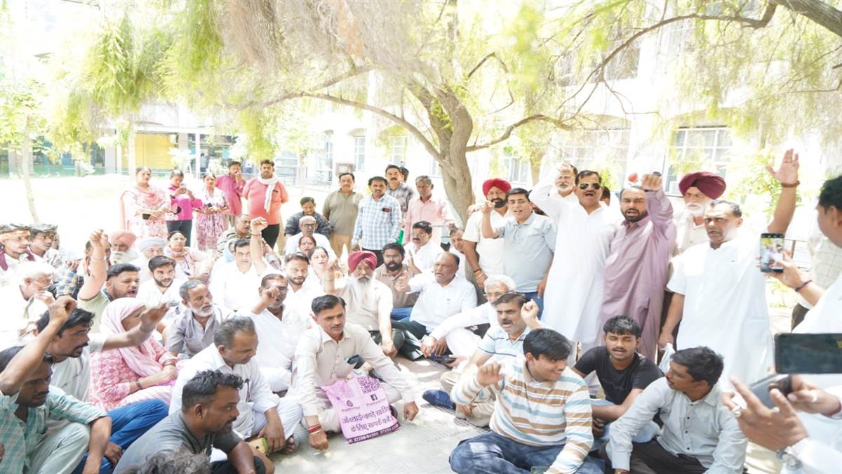 ਨਾਮਜ਼ਦਗੀ ਪੱਤਰ ਰੱਦ ਕਰਨ ਦੇ ਵਿਰੋਧ ’ਚ ਕਾਂਗਰਸ ਵੱਲੋਂ ਧਰਨਾ