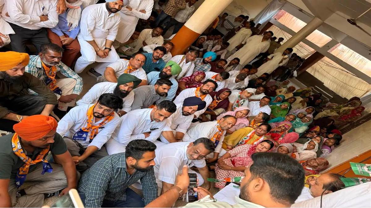 ਨਾਮਜ਼ਦਗੀਆਂ ਰੱਦ ਹੋਣ ’ਤੇ ਅਕਾਲੀ ਦਲ ਤੇ ਕਾਂਗਰਸ ਦਾ ਐਸਡੀਐਮ ਦਫ਼ਤਰ ਅੱਗੇ ਧਰਨਾ