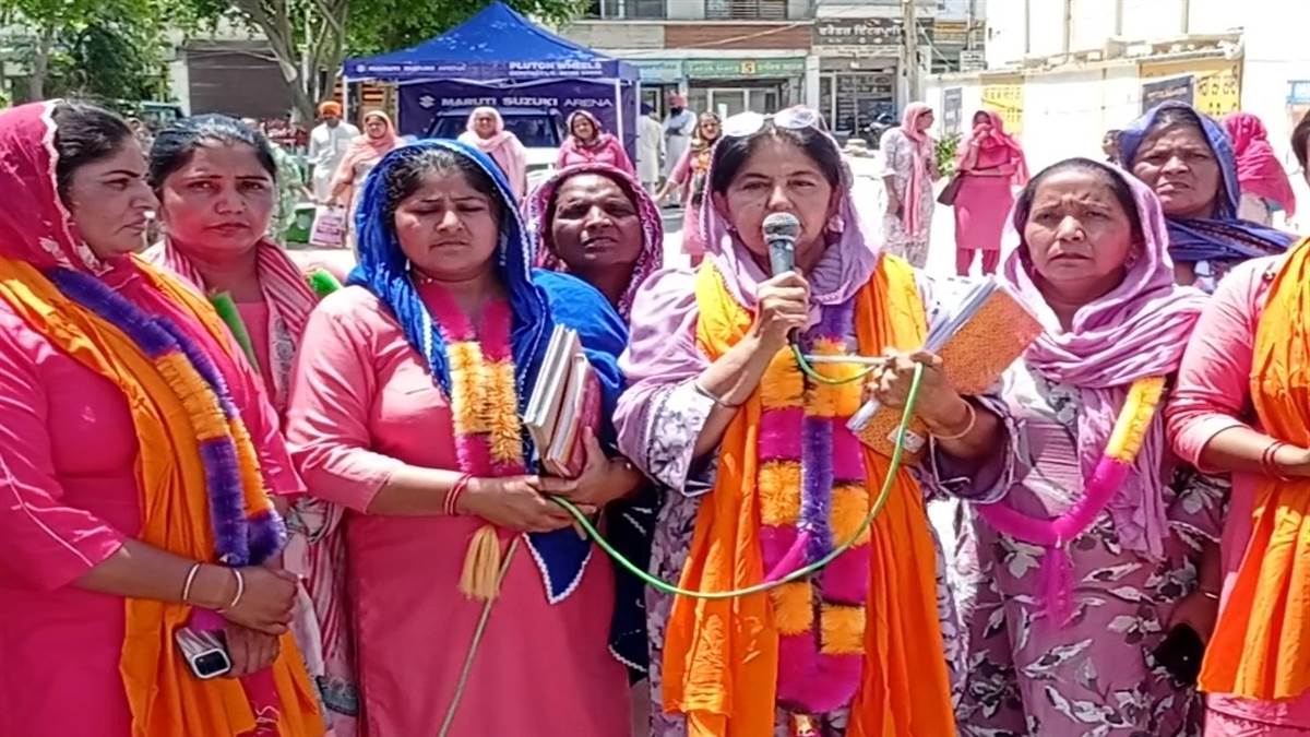 ਆਸ਼ਾ ਵਰਕਰਾਂ ਵੱਲੋਂ ਮੰਗਾਂ ਨੂੰ ਲੈ ਕੇ ਡੀਸੀ ਦਫ਼ਤਰ ਅੱਗੇ ਅਨੋਖਾ ਪ੍ਰਦਰਸ਼ਨ