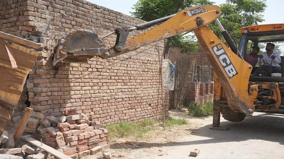 ਨਸ਼ਾ ਤਸਕਰ ਵੱਲੋਂ ਗੈਰ ਕਾਨੂੰਨੀ ਤਰੀਕੇ ਨਾਲ ਬਣਾਈ ਇਮਾਰਤ ’ਤੇ ਚੱਲਿਆ ਬੁਲਡੋਜ਼ਰ