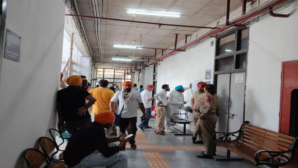ਨਗਰ ਨਿਗਮ ਚੋਣਾਂ ਨੂੰ ਲੈ ਕੇ ਡਿਪਟੀ ਕਮਿਸ਼ਨਰ ਦਫ਼ਤਰ ਬਣਿਆ ਸਿਆਸੀ ਕੇਂਦਰ