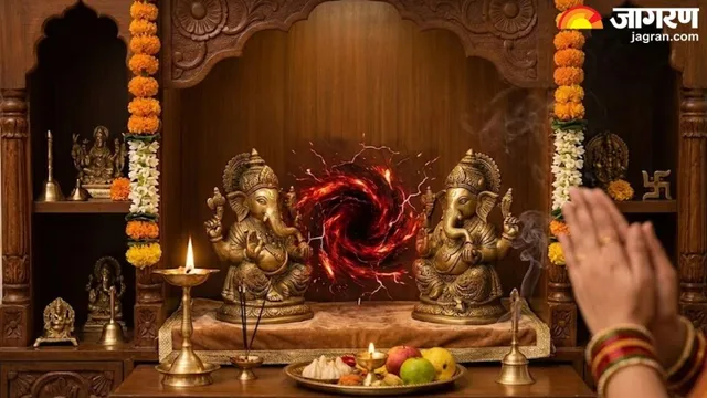 ਘਰ ਦੇ ਮੰਦਰ 'ਚ ਇੱਕੋ ਹੀ ਭਗਵਾਨ ਦੀਆਂ ਦੋ ਮੂਰਤੀਆਂ ਹੋਣ ਨਾਲ ਲੱਗਦਾ ਹੈ ਭਿਆਨਕ ਦੋਸ਼! ਜਾਣ ਲਓ ਇਹ ਜ਼ਰੂਰੀ ਵਾਸਤੂ ਨਿਯਮ