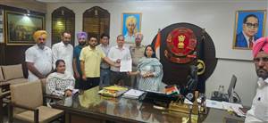 ਅਧਿਆਪਕਾਂ ਨੂੰ ਸਕੂਲਾਂ ‘ਚੋਂ ਬਾਹਰ ਰੱਖਣ ਖ਼ਿਲਾਫ਼ ਡਿਪਟੀ ਕਮਿਸ਼ਨਰ ਨੂੰ ਮੰਗ ਪੱਤਰ ਦਿੱਤਾ
