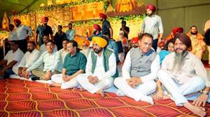 ਅਰਵਿੰਦ ਕੇਜਰੀਵਾਲ ਤੇ CM ਭਗਵੰਤ ਸਿੰਘ ਮਾਨ ਨੇ ਤਲਵਾੜਾ 'ਚ 'ਇੱਕ ਸ਼ਾਮ ਭਗਵਾਨ ਸ਼ਿਵ ਕੇ ਨਾਮ' ਭਜਨ ਸੰਧਿਆ ਵਿੱਚ ਲਿਆ ਹਿੱਸਾ