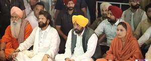 Pics : CM ਭਗਵੰਤ ਮਾਨ ਨੇ ਲਾਲ ਬਾਦਸ਼ਾਹ ਦੇ ਦਰਬਾਰ 'ਤੇ ਪਤਨੀ ਨਾਲ ਟੇਕਿਆ ਮੱਥਾ, ਹੰਸ ਰਾਜ ਹੰਸ ਨਾਲ ਬੈਠ ਕੇ ਭੰਡਾਲ 'ਚ ਲਵਾਈ ਹਾਜ਼ਰੀ