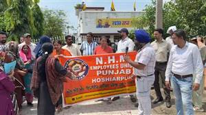 ਤਨਖਾਹਾਂ ਨਾ ਵਧਣ ਤੋਂ ਨਾਰਾਜ਼ ਐੱਨਐੱਚਐੱਮ ਮੁਲਾਜ਼ਮਾਂ ਨੇ ਮੰਤਰੀ ਰਵਜੋਤ ਦੇ ਦਫ਼ਤਰ ਅੱਗੇ ਕੀਤੀ ਨਾਅਰੇਬਾਜ਼ੀ