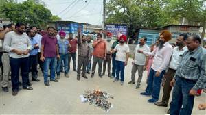 -ਸਰਕਾਰ ਦੇ ਮਹਿੰਗਾਈ ਭੱਤਾ ਨਾ ਦੇਣ ਵਾਲੇ ਪੱਤਰ ਦੀਆਂ ਕਾਪੀਆਂ ਸਾੜੀਆਂ