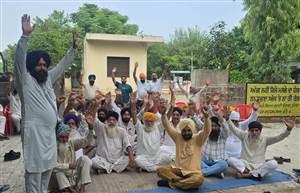 ਕਾਗਜ਼ ਰੱਦ ਕਰਨ ਦੇ ਵਿਰੋਧ ’ਚ ਕਿਸਾਨਾਂ ਨੇ ਸੁਸਾਇਟੀ ਅੱਗੇ ਲਾਇਆ ਧਰਨਾ
