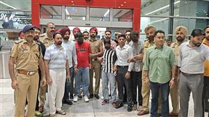 ਪੰਜਾਬ ਪੁਲਿਸ ਦੀ ਗੈਂਗਸਟਰਾਂ ਖਿਲਾਫ ਵੱਡੀ ਕਾਰਵਾਈ, ਮਲੇਸ਼ੀਆ 'ਚ ਲੁਕੇ ਬੰਬੀਹਾ ਗੈਂਗ ਦੇ ਤਿੰਨ ਗੁਰਗੇ ਗ੍ਰਿਫ਼ਤਾਰ; ਭਾਰਤ ਲਿਆਂਦਾ