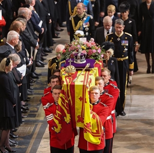 Queen Elizabeth II Funeral: ਧਰਤੀ ਦੀ ਗੋਦ ’ਚ ਸਮਾਈ ਮਹਾਰਾਣੀ ਐਲਿਜ਼ਾਬੈੱਥ, ਵੱਡੀ ਗਿਣਤੀ ’ਚ ਲੋਕਾਂ ਨੇ ਹਿੱਸਾ ਲਿਆ ਉਨ੍ਹਾਂ ਦੇ ਸਸਕਾਰ ’ਚ