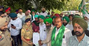 ਕਿਸਾਨਾਂ ਨੇ ਡੀਸੀ ਦਫ਼ਤਰ ਅੱਗੇ ਕੇਂਦਰ ਤੇ ਪੰਜਾਬ ਸਰਕਾਰ ਦਾ ਪੁਤਲਾ ਸਾੜਿਆ
