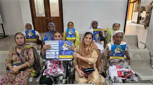‘ਮਾਂਵਾਂ ਧੀਆਂ ਸਨਮਾਨ ਯੋਜਨਾ’ ਲਈ ਦਫਤਰਾਂ ’ਚ ਖੱਜਲ ਖੁਆਰ ਹੋ ਰਹੀਆਂ ਔਰਤਾਂ
