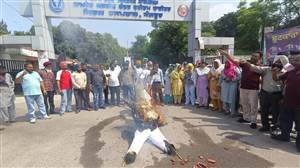 ਆਊਟਸੋਰਸ ਮੁਲਾਜਮਾਂ ਨੇ ਕੀਤਾ ਅਰਥੀ ਫੂਕ ਪ੍ਰਦਰਸ਼ਨ, ਨਾਅਰੇਬਾਜ਼ੀ