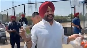 ਰਵਨੀਤ ਬਿੱਟੂ ਨੂੰ ਹਿਰਾਸਤ 'ਚ ਲਿਆ, CM ਮਾਨ ਦੇ ਕਾਫ਼ਲੇ ਨੂੰ ਦਿਖਾਏ ਟਮਾਟਰ, ਸ਼ਰਾਬ ਦੀਆਂ ਬੋਤਲਾਂ ਤੇ ਆਂਡੇ