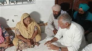 'ਮੇਰਾ ਪੁੱਤ ਤਾਂ ਨਸ਼ੇ ਨੇ ਖੋਹ ਲਿਆ, ਕਿਸੇ ਹੋਰ ਮਾਂ ਦਾ ਲਾਲ ਨਾ ਜਾਵੇ', ਜਾਖੜ ਦੇ ਸਾਹਮਣੇ ਫੁੱਟ-ਫੁੱਟ ਕੇ ਰੋਈ ਮਾਂ