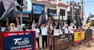 AAP Protest : ਫਤਹਿਗੜ੍ਹ ਸਾਹਿਬ ’ਚ ਭਾਜਪਾ ਦੀ ਨਸ਼ਾ ਮੁਕਤ ਯਾਤਰਾ ਦਾ ਕਾਲੀਆਂ ਝੰਡੀਆਂ ਵਿਖਾ ਕੇ ਵਿਰੋਧ, ‘ਆਪ’ ਵਰਕਰਾਂ ਨੇ ਕੀਤਾ ਰੋਸ ਪ੍ਰਦਰਸ਼ਨ