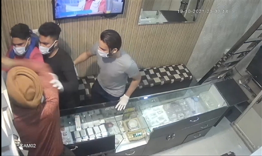 The shopkeeper who was knocked down by the robbers left his pistol and bike and fled