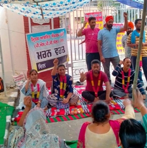ਮਿ੍ਤਕ ਮੁਲਾਜ਼ਮਾਂ ਦੇ ਵਾਰਿਸਾਂ ਵੱਲੋਂ ਨੌਕਰੀ ਲਈ ਮਰਨ ਵਰਤ ਸ਼ੁਰੂ