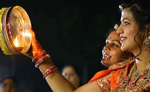 Karwa Chauth 2021 Chand Timings : ਕਰਵਾ ਚੌਥ ਦੇ ਦਿਨ ਦਿੱਲੀ, ਲੁਧਿਆਣਾ ਤੇ ਚੰਡੀਗੜ੍ਹ ਸਮੇਤ ਇਨ੍ਹਾਂ ਸ਼ਹਿਰਾਂ ’ਚ ਜਾਣੋ ਚੰਦ ਨਿਕਲਣ ਦਾ ਸਮਾਂ