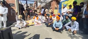 ਅਕਾਲੀ ਦਲ 'ਵਾਰਿਸ ਪੰਜਾਬ ਦੇ' ਦੇ ਆਗੂਆਂ ਨੇ ਵਿਧਾਇਕ ਸੰਧੂ ਦੇ ਦਫਤਰ ਬਾਹਰ ਲਗਾਏ ਵਿਰੋਧ ਪੱਤਰ