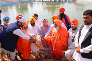 ਭਗਵਾਨ ਵਾਲਮੀਕਿ ਜੀ ਤੀਰਥ ਸਥਲ ਦੇ ਪਾਵਨ ਸਰੋਵਰ ’ਚ 500 ਰੰਗਦਾਰ ਮੱਛੀਆਂ ਦਾ ਪੂੰਗ ਛੱਡਿਆ