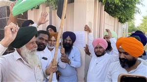 ਪਰਵਿੰਦਰ ਝੋਟਾ ਕਤਲ ਮਾਮਲਾ: ਵੱਖ ਵੱਖ ਜਥੇਬੰਦੀਆਂ ਵੱਲੋਂ ਵਿਧਾਇਕ ਪੰਡੋਰੀ ਦੀ ਰਿਹਾਇਸ਼ ਅੱਗੇ ਰੋਸ ਧਰਨਾ