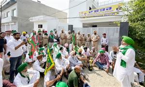 ਫਿਰੋਜ਼ਪੁਰ ਦੇ ਦੋ ਵਿਧਾਇਕਾਂ ਨੂੰ ਵਿਰੋਧ ਪੱਤਰ ਦੇਣ ਪਹੁੰਚੀਆਂ ਜਥੇਬੰਦੀਆਂ