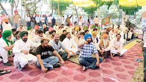 ਸਰਪੰਚ ਯੂਨੀਅਨ ਵੱਲੋਂ ‘ਸਾਰੇ ਪੰਜਾਬ ਲਈ ਅਸਲਾ ਲਾਇਸੈਂਸ’ ਦੇ ਮੁੱਦੇ ’ਤੇ ਧਰਨਾ ਲਗਾਤਾਰ ਜਾਰੀ