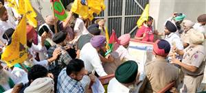 ਜ਼ੀਰਾ ’ਚ ਵਿਧਾਇਕ ਦੀ ਰਿਹਾਇਸ਼ ’ਤੇ ਲਾਇਆ ‘ਲਾਹਨਤ ਪੱਤਰ’