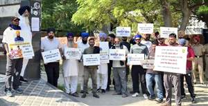 ਅਕਾਲੀ ਦਲ ਵਾਰਿਸ ਪੰਜਾਬ ਦੇ ਆਗੂਆੰ ਵੱਲੋਂ ਬੰਗਾ ਵਿਧਾਇਕ ਦੇ ਦਫਤਰ ਦੇ ਬਾਹਰ ਮੰਗ ਪੱਤਰ ਚਿਪਕਾਇਆ