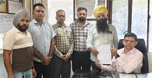 ਸਮੂਹਿਕ ਛੁੱਟੀ ਸਬੰਧੀ ਅਧਿਆਪਕਾਂ ਨੇ ਜ਼ਿਲ੍ਹਾ ਸਿੱਖਿਆ ਅਫ਼ਸਰ ਨੂੰ ਸੌਂਪਿਆ ਪੱਤਰ