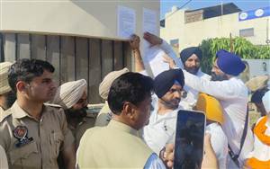 ‘ਆਪ’ ਪ੍ਰਧਾਨ ਅਮਨ ਅਰੋੜਾ ਦੇ ਘਰ ਮੂਹਰੇ ਚਿਪਕਾਇਆ ਰੋਸ ਪੱਤਰ