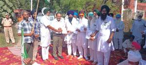 ਪਰਵਿੰਦਰ ਸਿੰਘ ਝੋਟੇ ਦੇ ਕਤਲ ਖ਼ਿਲਾਫ਼ ਵਿਧਾਇਕ ਹੈਪੀ ਦੇ ਦਫ਼ਤਰ ਅੱਗੇ ਧਰਨਾ, ਮੰਗਿਆ ਇਨਸਾਫ਼