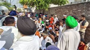 Parvinder Jhota Murder Case : ਸੰਘਰਸ਼ ਕਮੇਟੀ ਦੇ ਸੱਦੇ ’ਤੇ ਵਿਧਾਇਕਾਂ ਦੇ ਘਰਾਂ ਅੱਗੇ ਕੀਤਾ ਰੋਸ ਪ੍ਰਦਰਸ਼ਨ, ਮੰਗਾਂ ਮੰਨਵਾਉਣ ਲਈ ਡਟੇ ਪ੍ਰਦਰਸ਼ਨਕਾਰੀ