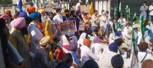 ਪਰਮਿੰਦਰ ਝੋਟਾ ਦੇ ਇਨਸਾਫ਼ ਲਈ ਕਿਸਾਨ ਜਥੇਬੰਦੀਆਂ ਤੇ 'ਵਾਰਿਸ ਪੰਜਾਬ ਦੇ' ਵੱਲੋਂ ਵਿਧਾਇਕ ਅਮਨਦੀਪ ਕੌਰ ਅਰੋੜਾ ਦੀ ਰਿਹਾਇਸ਼ ਅੱਗੇ ਧਰਨਾ